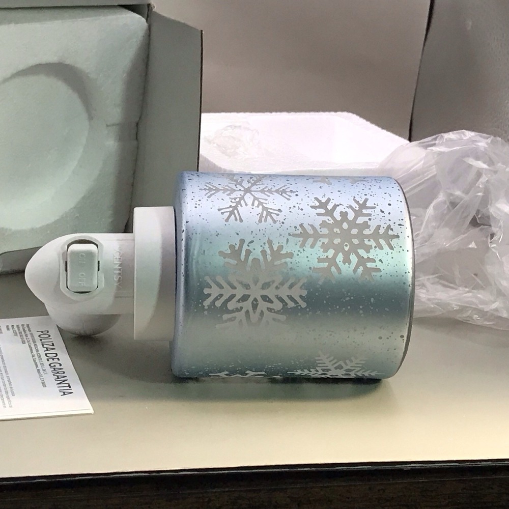Scentsy "Falling Snowflakes" New In Box